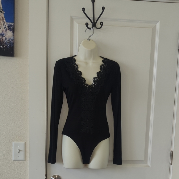 Lulus Tops - Lulu's Floral Applique Bodysuit